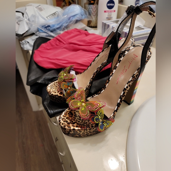 NEW Betsy Johnson platform heels. Never worn - Picture 2 of 2